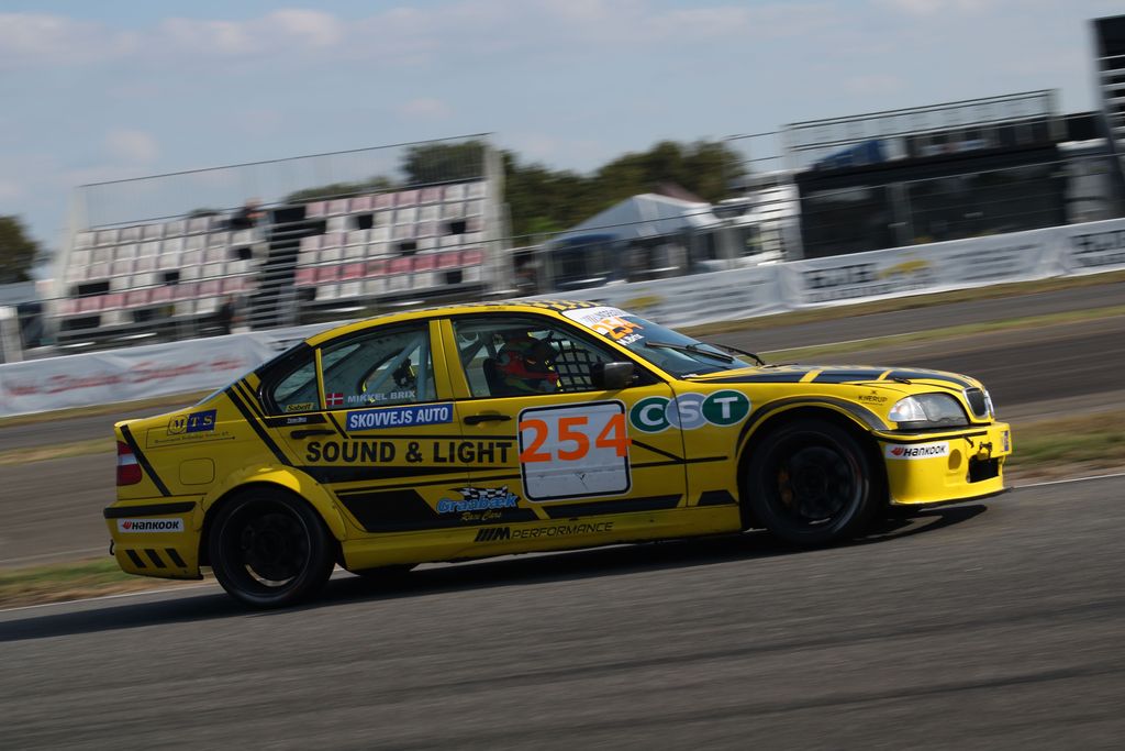 Mikkel Brix Kristensen viste igen god fart i den gule BMW 325i, men teknikken drillede desværre for anden weekend i træk
(Foto: JJ Media)